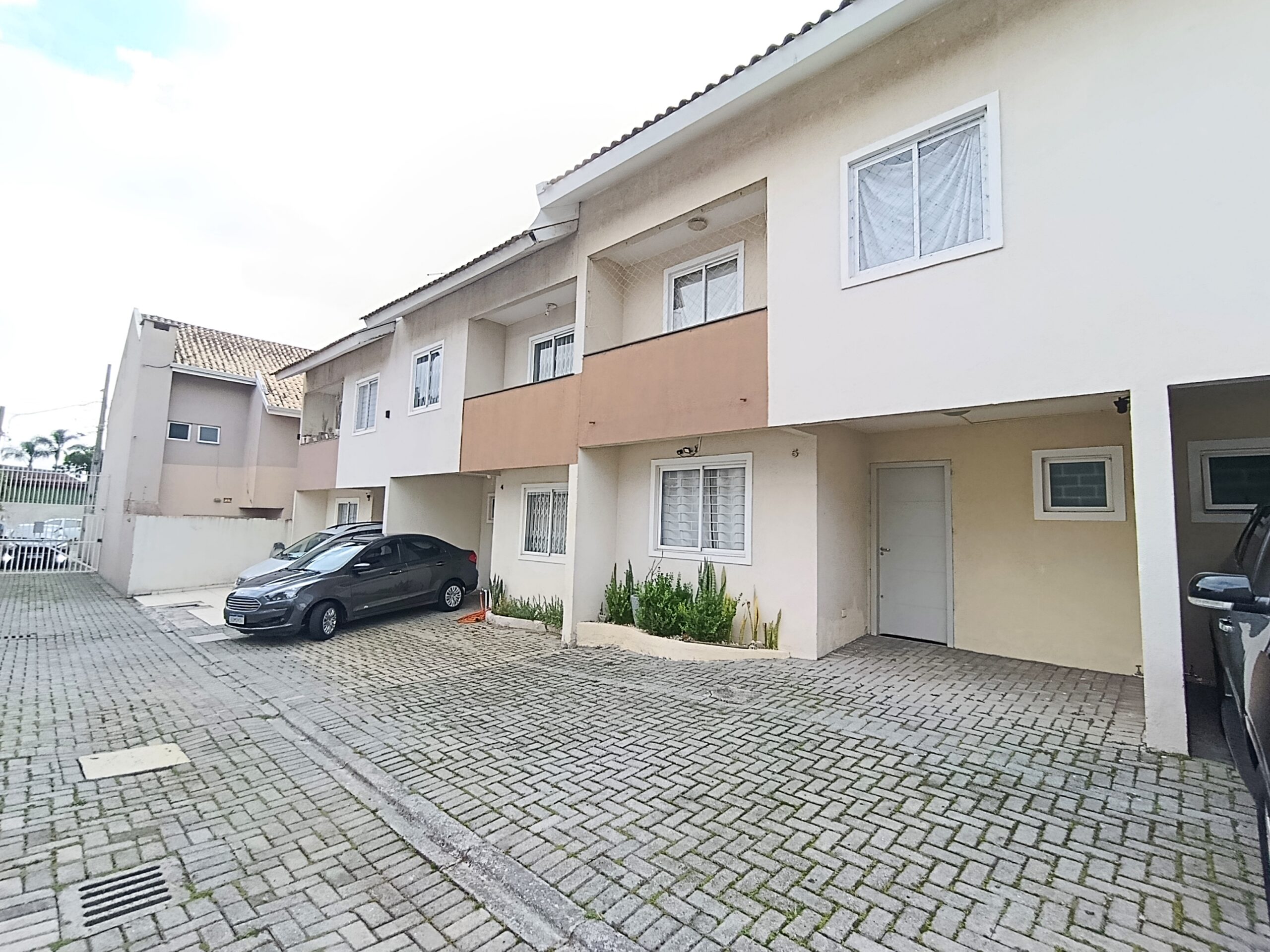 Sobrado mobiliado com3 Quartos, um suíte, para aluguel R$ 3.350 mês – Boqueirão, Curitiba PR